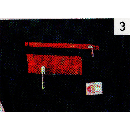 ファスナー付きの胸ポケットとは別に小物やペン等を携帯するのに便利なミニポケットを採用。カラーメッシュの切り返しがアクセントになっています。