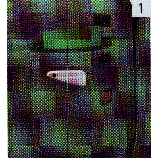 左右の胸ポケットは野帳も余裕で入るマチ付きのファスナータイプ大型ポケットとスマートフォンなどの小物収納に便利なミニポケットのダブルタイプです。
