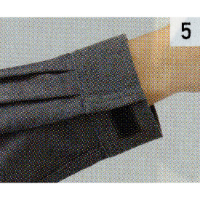 袖口は大型のマジックテープの採用で、自由にサイズを調節できます。